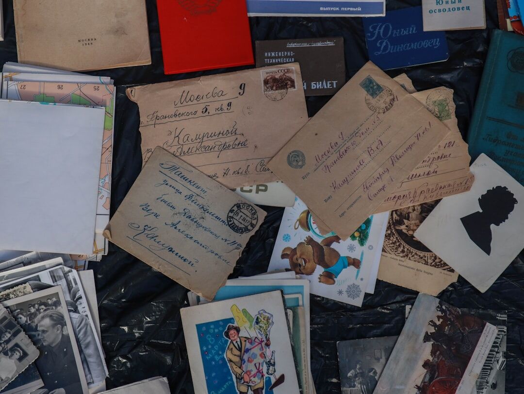 Escritorio de archivo con cartas y documentos antiguos